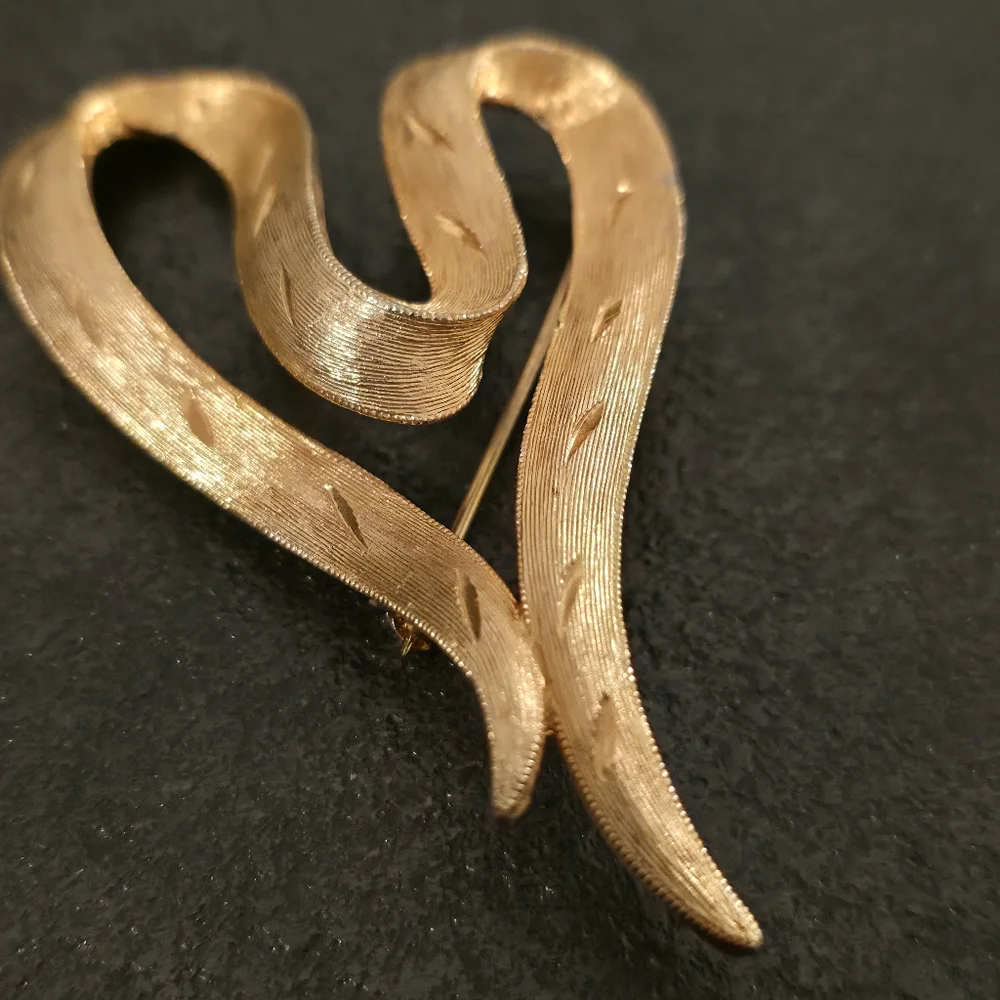 Vintage JJ Jonette Jewelry Signed Abstract Heart Ribbon Brooch – Textured Gold T